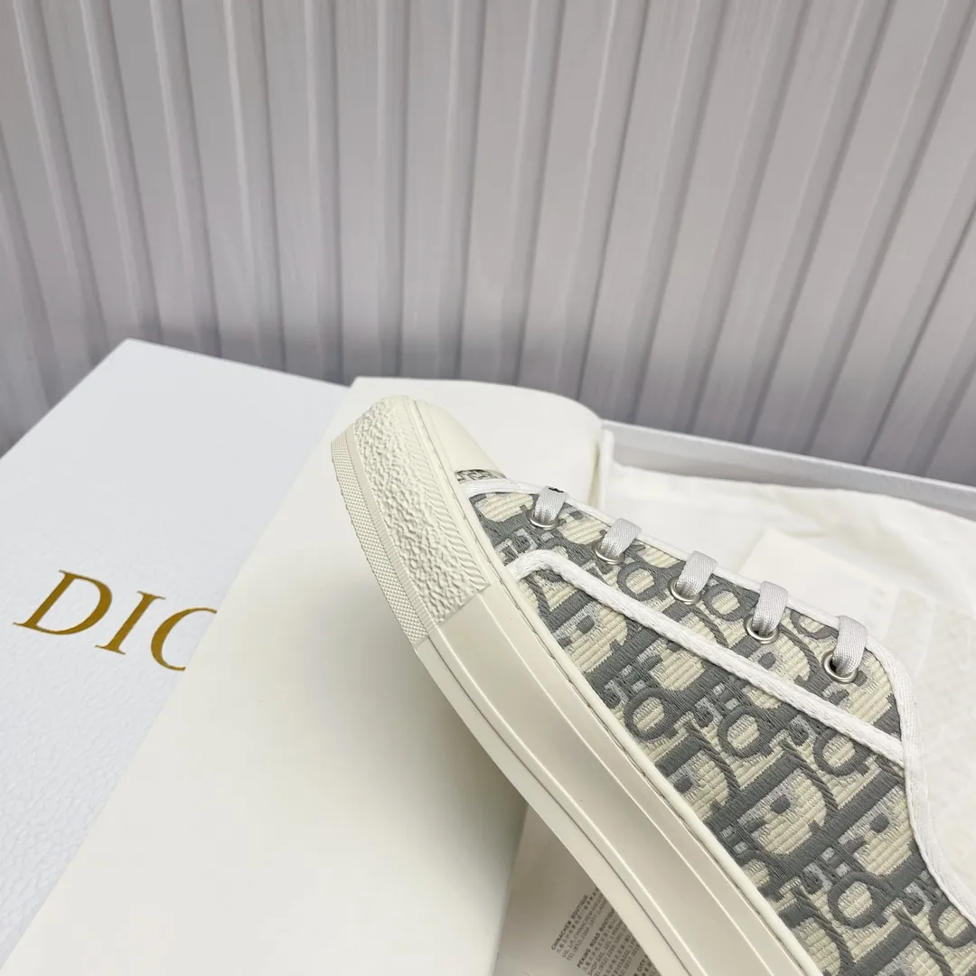 👟👟Ex-factory price 520👟👟 High version in stock, Dior (Dior) flat sneakers are fully embroidered with iconic patterns, ready in stock High quality Dior (Dior) flat sneakers are fully embroidered with iconic patterns👟👟 ♦️Top quality in the market🎗Breaking hot item in foreign counters🎗Non-common imitation version in the market🎗🔳The fabric is made of Italian🇮🇹imported fabrics❗️Embroidered upper, original mold injection Logo frosted five-pointed star outsole🔳Inside imported lambskin+high elasticity Injection molding mold Logo foam feet Size number: 35 to 42 (42 customized)